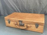 une vieille valise en bois posée sur un drap bleu