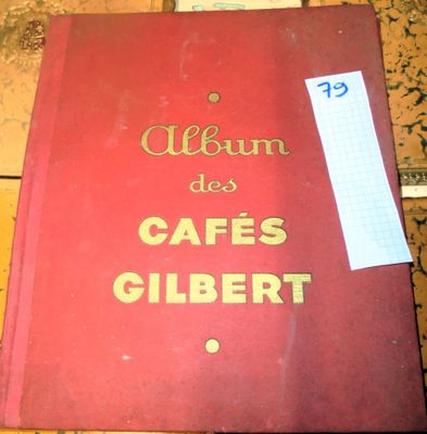 un livre rouge avec des lettres dorées, posé sur une table