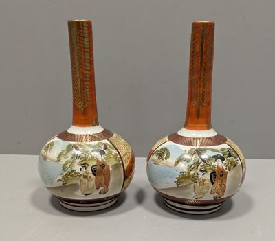 deux vases posés sur une table, sur lesquels est représenté un tableau