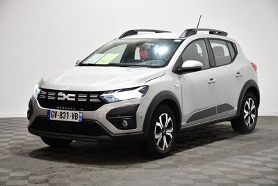la voiture blanche est garée sur le sol à carreaux d'une pièce