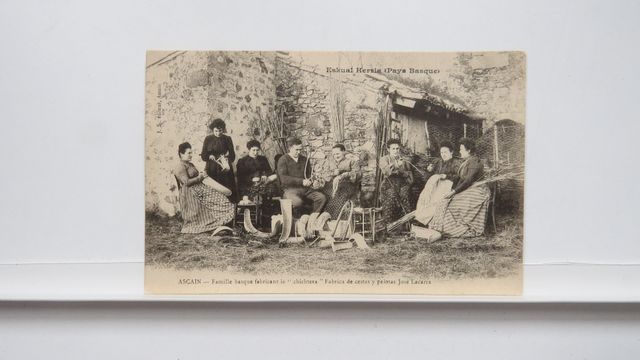 Pyrénées-Atlantiques : Ascain. Famille basque fabriquant le « chi...
