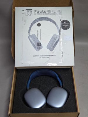emballage d'un casque audio dans une boîte posée sur une table