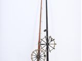 une paire de cannes à pêche anciennes surmontées d'un moulinet