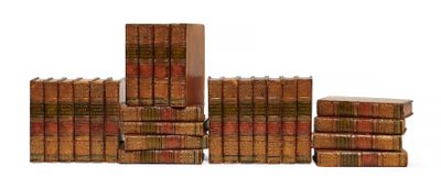 plusieurs livres empilés sur une surface blanche