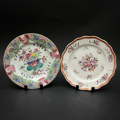 paire d'assiettes en porcelaine chinoise ornées de fleurs et d'oiseaux