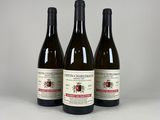 trois bouteilles de vin posées l'une à côté de l'autre sur une table
