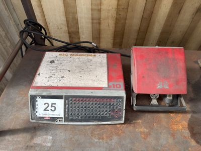 deux machines posées sur une table