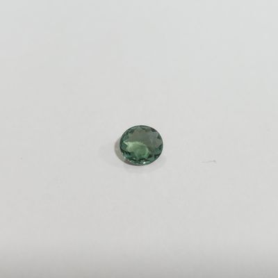 une tourmaline verte sur un fond blanc