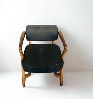 une chaise noire avec une structure en bois et une assise noire