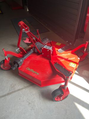 une photo d'une tondeuse à gazon rouge garée dans un garage