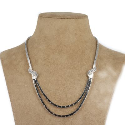 un collier noir et argenté sur un mannequin
