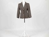 une photo d'un costume sur un mannequin, sur fond blanc