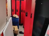 de nombreux casiers rouges dans le couloir d'un immeuble