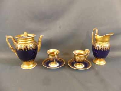 PARIS - 2 tasses, théière et pot à lait en porcelaine dorée …