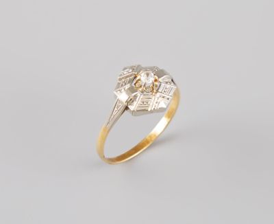 une photo d'une bague en or sertie de diamants