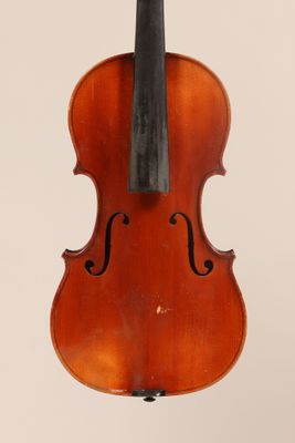 un vieux violon avec un archet accroché à son dos