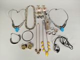 de nombreux colliers et bracelets disposés sur une table