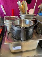Lot d'ustensiles et petits bacs gastro : fouet, maryses, pla… (photo 2)
