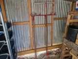 une photo de toilettes situées dans une remise dotée d'une porte métallique
