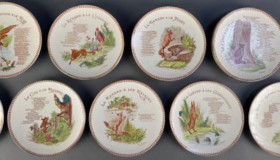 six assiettes ornées d'images d'animaux et d'oiseaux, posées sur une table