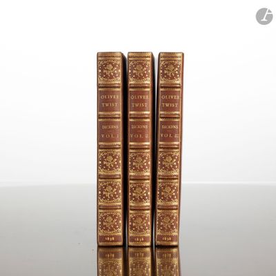 deux vieux livres posés sur une table l'un à côté de l'autre