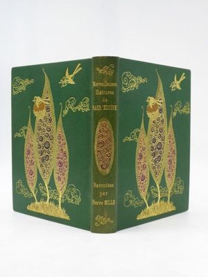 un livre vert orné d'un motif doré