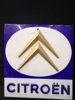 un panneau bleu et blanc sur lequel est inscrit « Citroën »