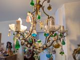 un lustre suspendu au plafond d'un salon