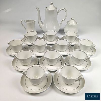 de nombreuses tasses et soucoupes disposées en cercle