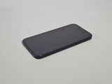 gros plan d'un téléphone portable sur une surface blanche