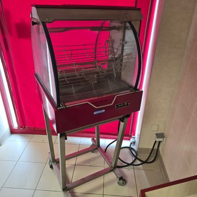 un petit four posé sur un support dans une pièce