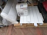 une pile de cartons et un radiateur posés sur une palette