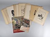 plusieurs livres sont empilés sur une table