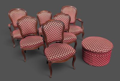 un ensemble composé de six chaises et d'un tabouret à l'assise rembourrée rouge