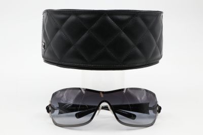 lunettes de soleil Chanel dans un étui en cuir noir et lunettes de soleil à verres noirs