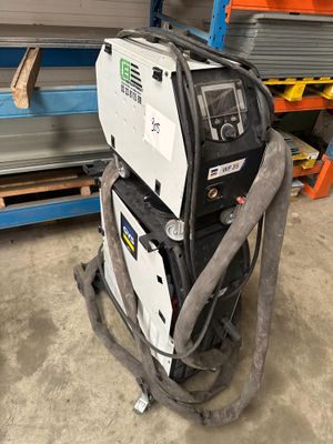 une machine qui est dans le garage