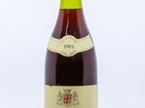 une bouteille de vin posée sur une table