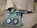 un gros plan sur une paire de boutons d'une veste