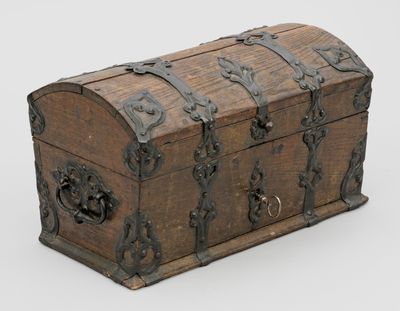 Kleine Barock-Runddeckeltruhe Eichenholz. Gerader, sich koni…