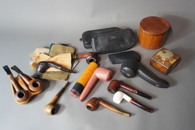 de nombreux types différents de tabacs à pipe sur la table