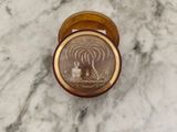 une petite pièce posée sur une table en marbre