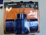 deux vannes bleues dans une boîte posée sur une table