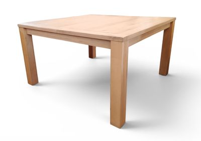 Table moderne en bois de forme carrée