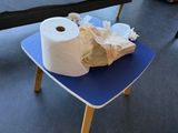 deux rouleaux de papier toilette posés sur une table bleue
