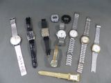 beaucoup de montres et des montres posées sur la table