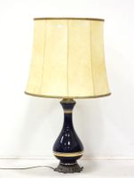 TOURS - Lampe en céramique bleue à décor de liseré doré.