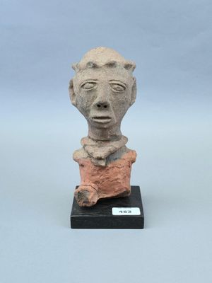une image représentant une sculpture en argile représentant une tête d'homme posée sur un socle noir
