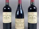trois bouteilles de vin sont alignées sur une table