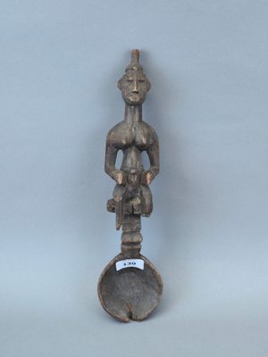 statue d'une femme tenant un bébé dans ses bras