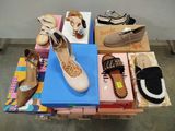 de nombreuses paires de chaussures posées sur une table